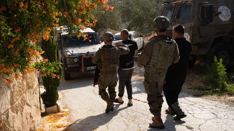 לוחמים עוצרים מחבלים מבוקשים