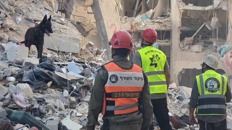 מתרגלים בין ההריסות