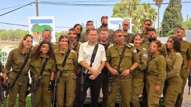 דגן עם חיילי פיקוד העורף
