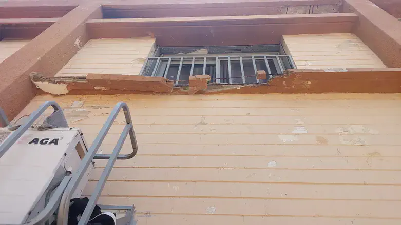 מרפסת שבורה בישיבת בני עקיבא