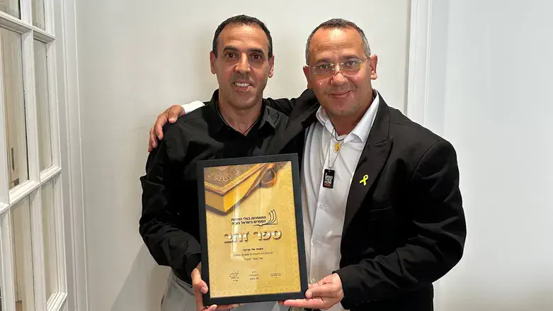 אלי שרעבי עם אחיו והאות בו זכה