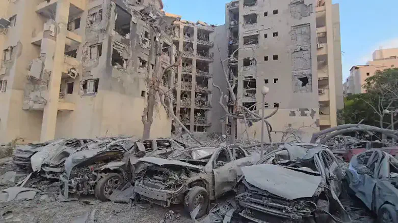 Место попадания ираской ракеты в семиэтажный дом в Бэер-Шеве