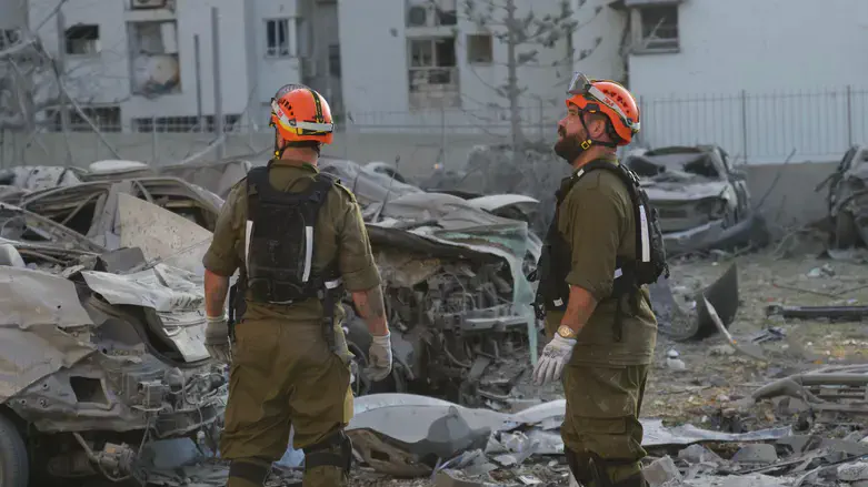 פיקוד העורף פועל בזירת הנפילה בבאר שבע
