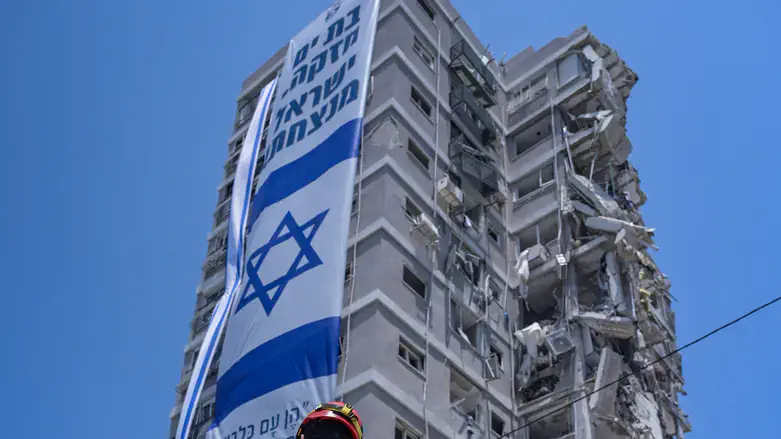 בית מגורים בבת-ים שנפגע מטיל איראני