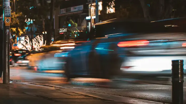 רכב היברידי בעיר