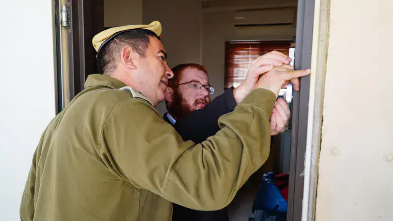 התקנת מזוזה. לתמונה אין קשר לכתבה
