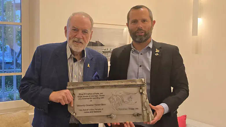 From missile to memorial Huckabee receives missile shard from Israel Ganz
