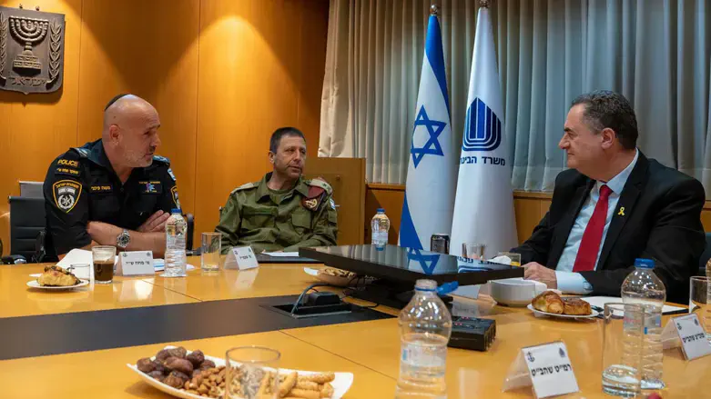 Katz (R) at the meeting