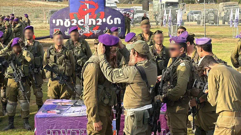 אביו של הלוחם שניאור כהן חובש כומתה