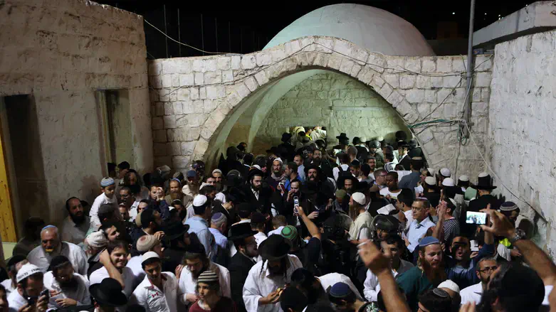 כניסת יהודים לתפילה בקבר יוסף