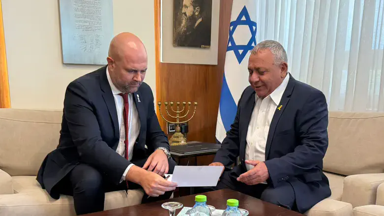 איזנקוט מגיש את התפטרותו לאוחנה