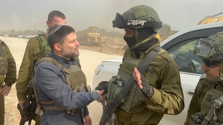 שר האוצר בצלאל סמוטריץ' עם לוחמים בשטח