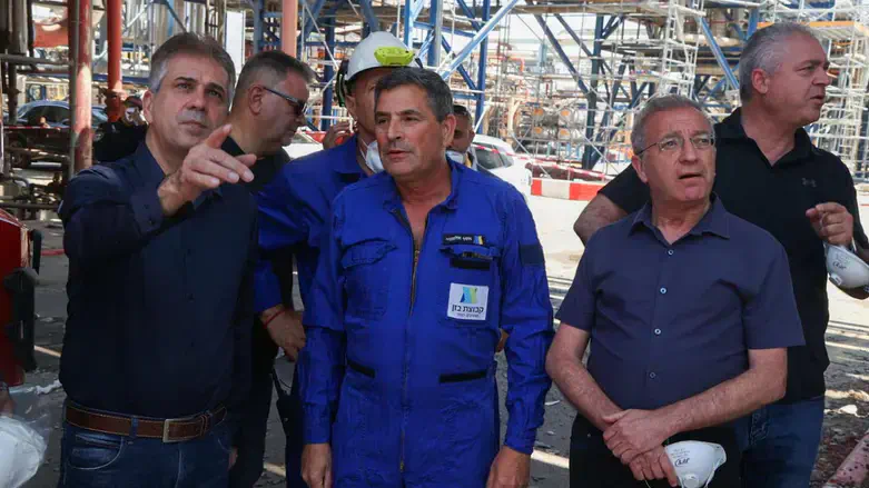 השר אלי כהן במתקן הזיקוק לאחר פגיעת הטיל האיראני