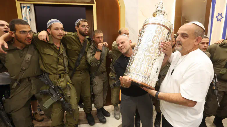 הריקודים עם חברי הפלוגה