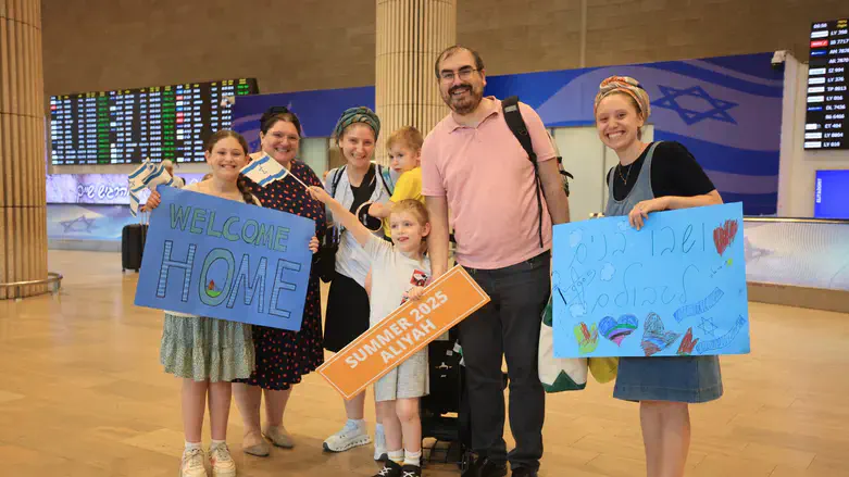 New olim at Ben Gurion airport