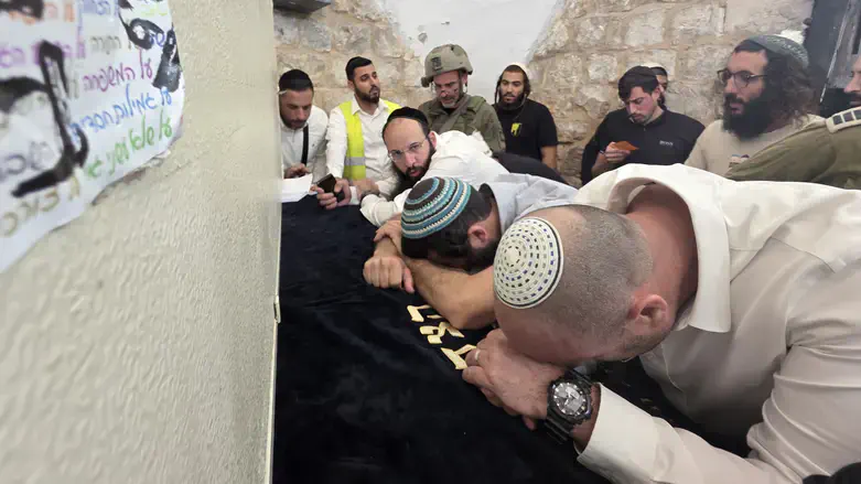 ח"כ קרויזר בקבר יוסף