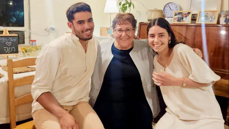 מרים פרץ עם נכדה אור חדש וארוסתו רננה