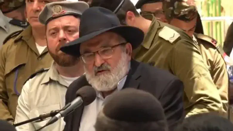 הרב זייני בהלוויה