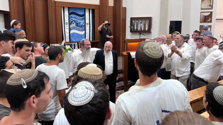 התושבים רוקדים לכבוד הרב שי וינטר