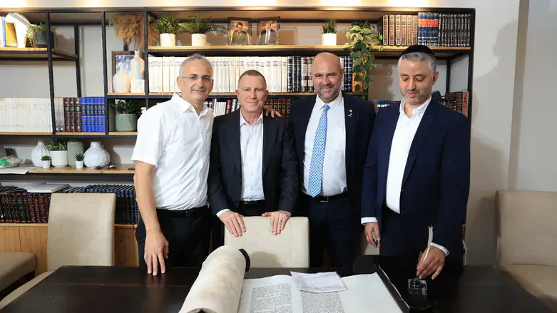 עם אמיר אוחנה ויולי אדלשטיין