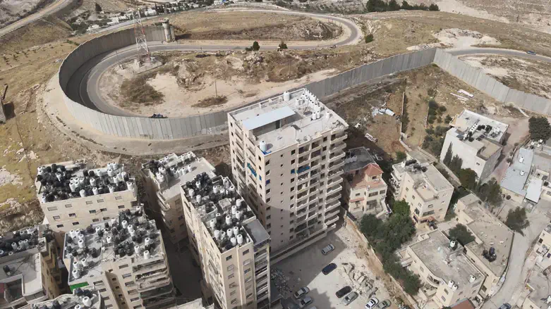 המבנה שנבנה סמוך לגדר באופן בלתי חוקי