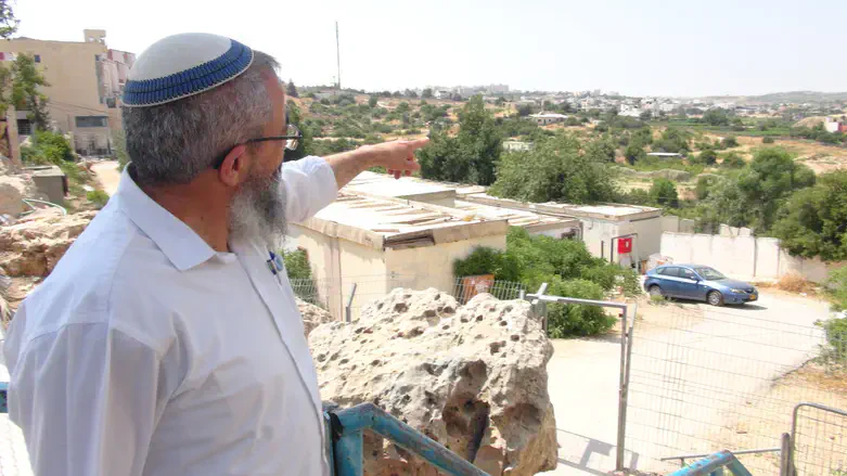 הרב הורוביץ ליד הקראוונים הראשונים של הישיבה