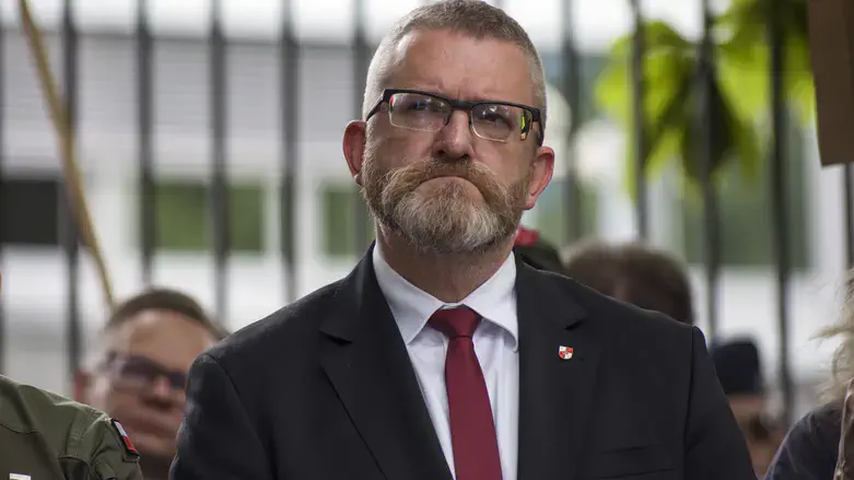  Deputado polonês enfrenta investigação por negar existência de câmaras de gás no Holocausto
