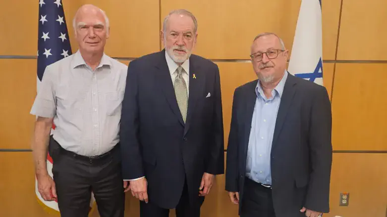 ההורים השכולים עם מייק האקבי