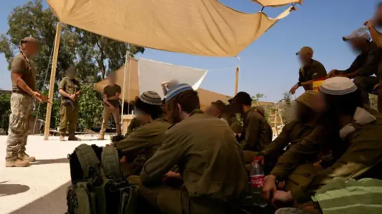 Молодые поселенцы, обучающиеся по курсе ГАДНА