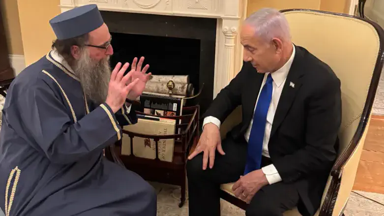 Yoshiyahu Pinto (L) and Benjamin Netanyahu (R)
