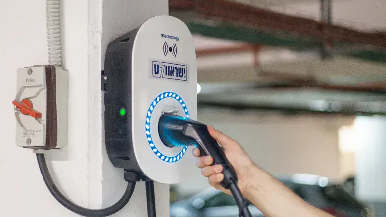 טעינת רכב חשמלי בתחנת דלק