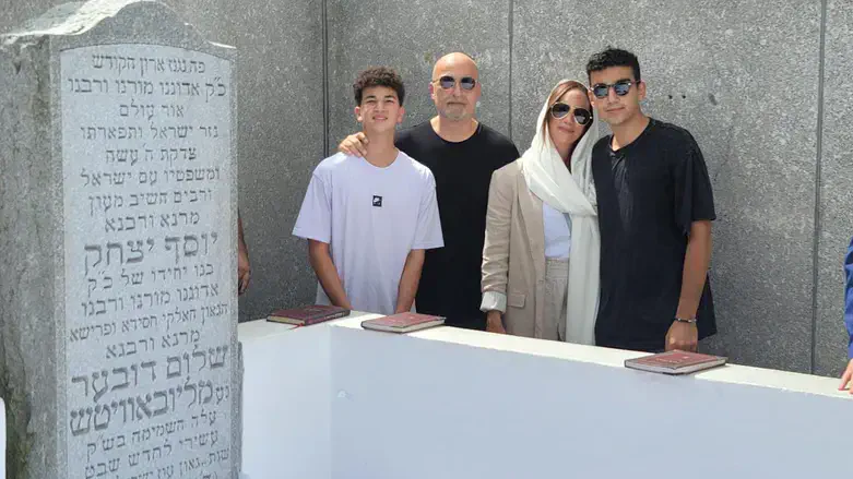Edan Alexander and his family at the Ohel