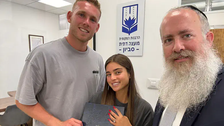 נועה קירל ודניאל פרץ עם הרב ביסטריצקי