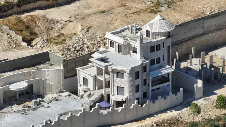 המבנה הלא חוקי