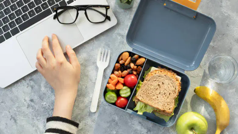 חוקרים: אוכל מעובד גורם לסרטן בגיל צעיר