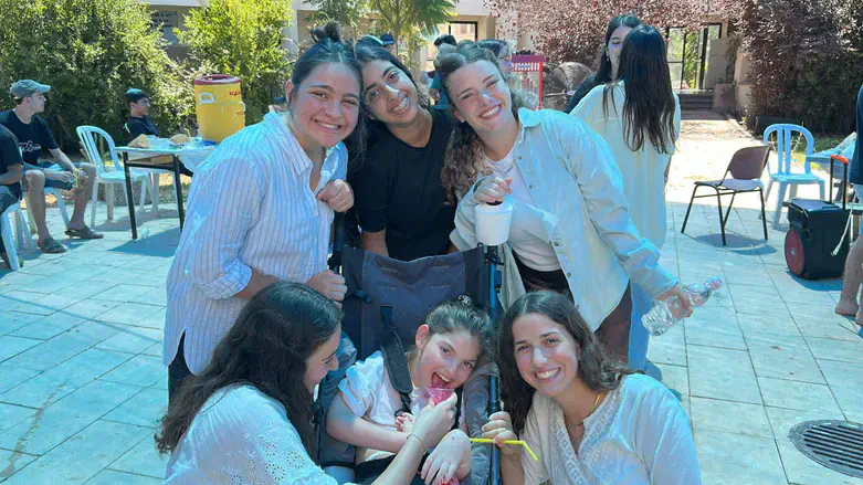 מדריכות וחניכה בקייטנה