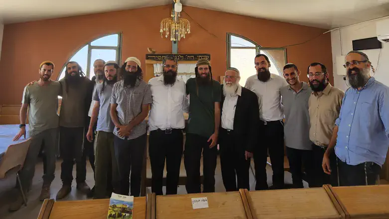 הרבנים במפגש עם נוער הגבעות