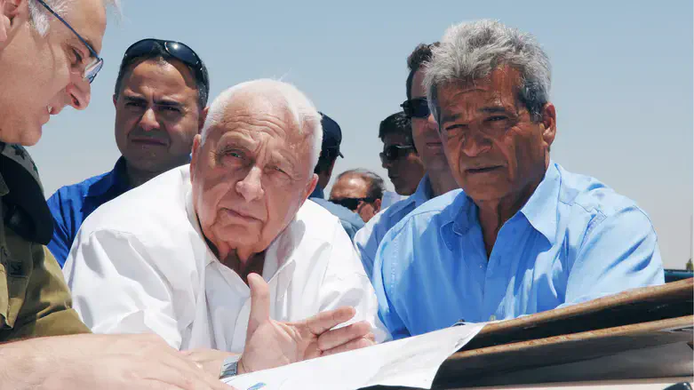 אריאל שרון על מפות ההתנתקות