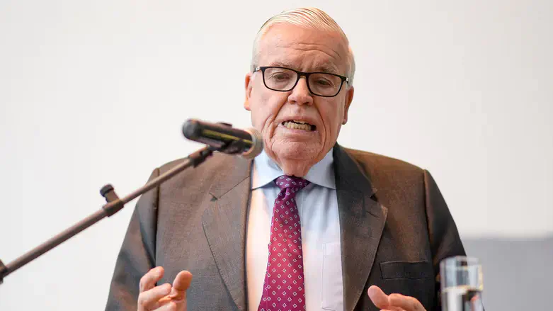 Klaus-Michael Kühne, speaks to employees at the headquarters of Kühne + Nagel.