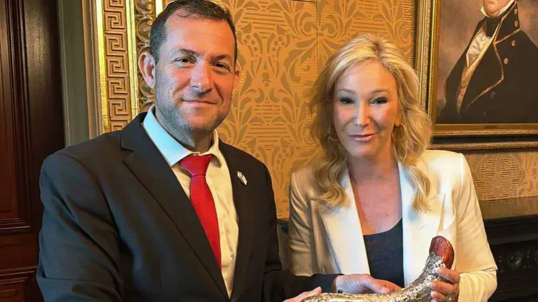 פולה וייט ויוסי דגן