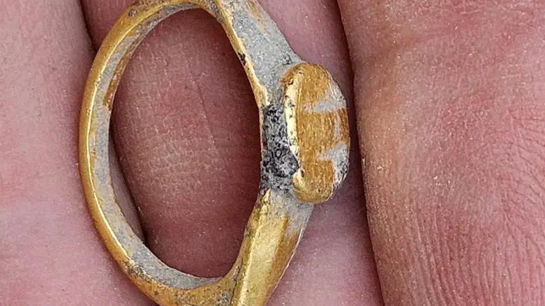 הטבעת שאותרה בחפירות