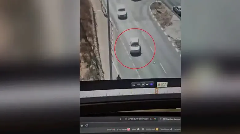 המחבל מגיח עם רכבו ודורס חיילים