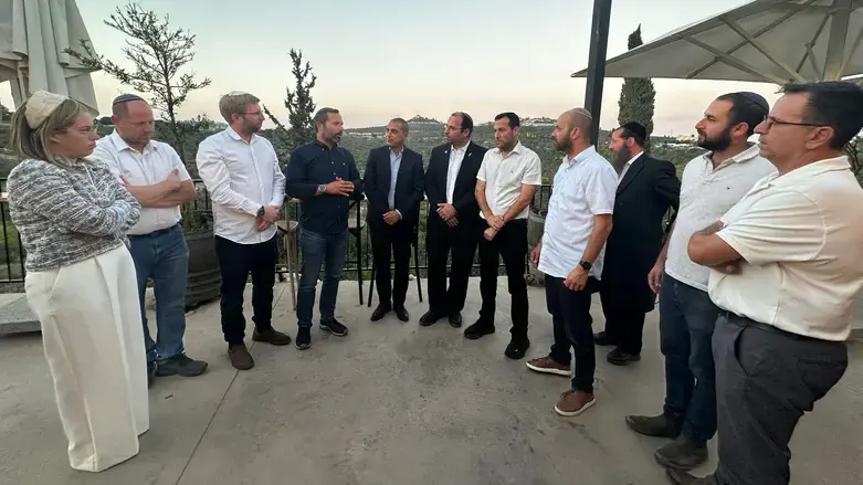 דורשים תשובות