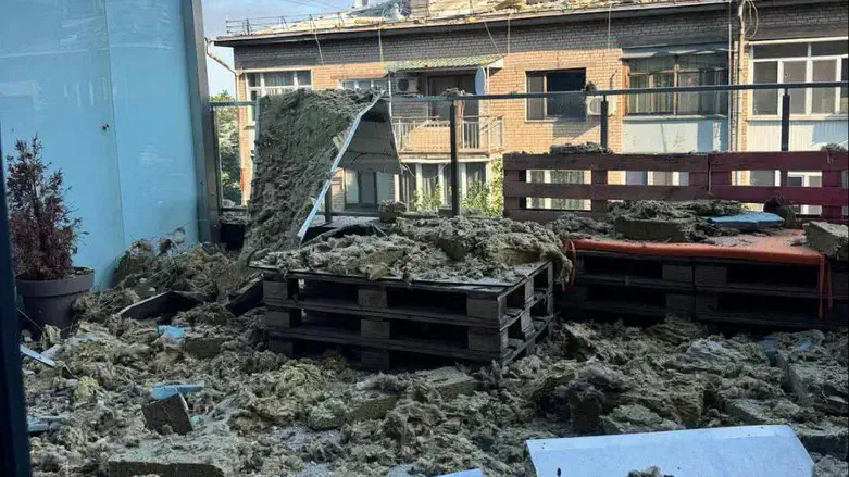 Балкон квартиры посланника Хабада, в доме в Днепре, в который попала ракета