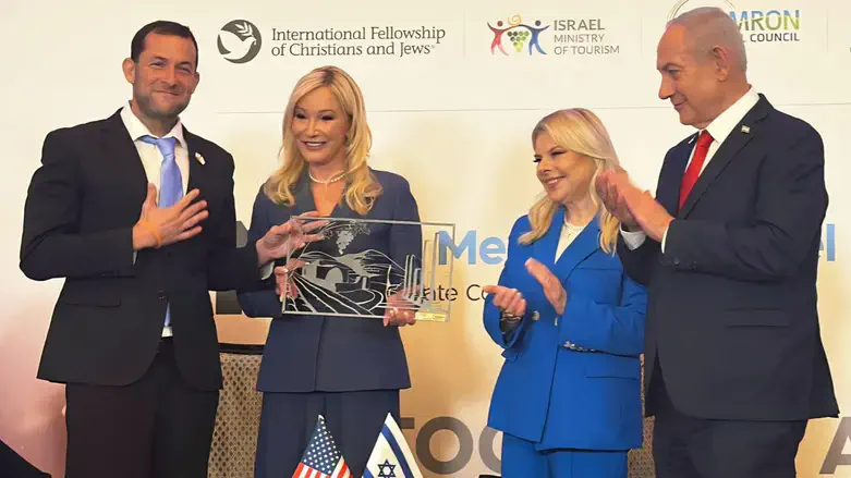 דגן מעניק את המתנה לפולה וויט