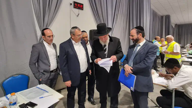 הרב קלמן בר מגיע לבחינות