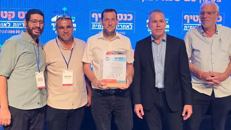 יוסי דגן מקבל את הפרס