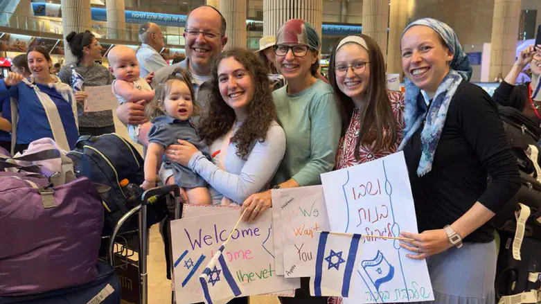 Shalhevet Cohen arrives at Ben Gurion Airport
