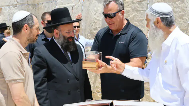 הגנרל קורילה בביקורו בכותל המערבי
