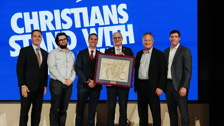 Passages presents Ambassador Leiter an award for his contribution to US-Israel relations